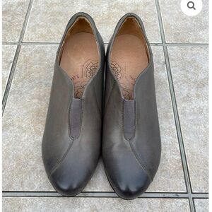 Taos slip on gray leather low heel pumps gorgeous size 10